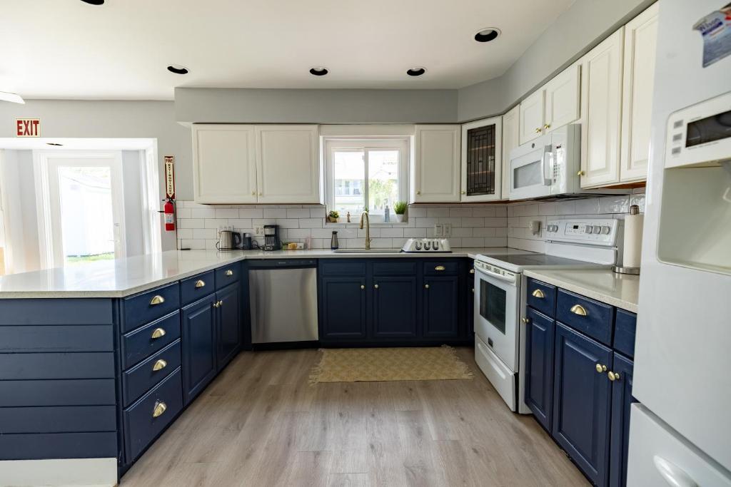 Jacksonville Beach Home - Walk to Beach, Bars & Restaurants - Pet Friendly