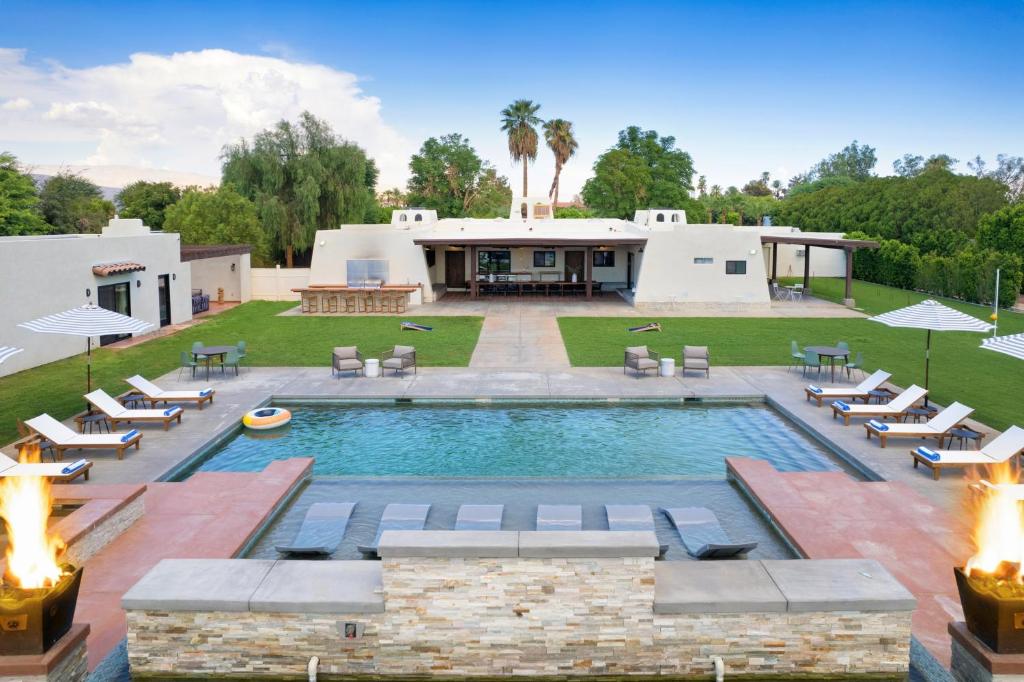 Starlight Estate by AvantStay 26 People Architectual Mansion w Pool Tennis Court Game Room