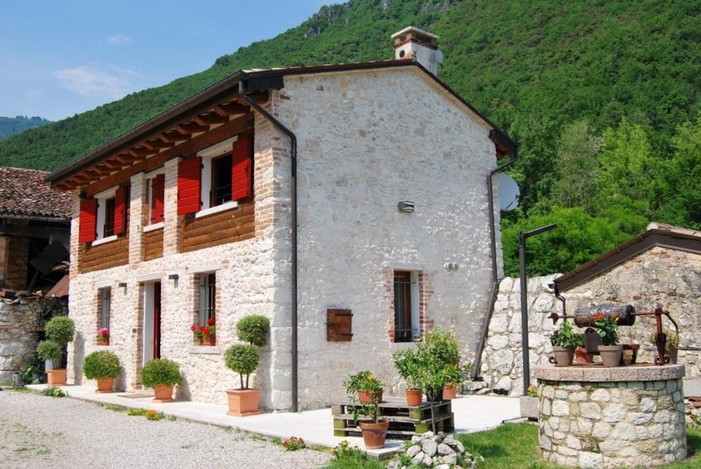 Verbringen Sie Ihren Urlaub in diesem Ferienhaus umgeben von der grünen Berglandschaft des Monte Grappa