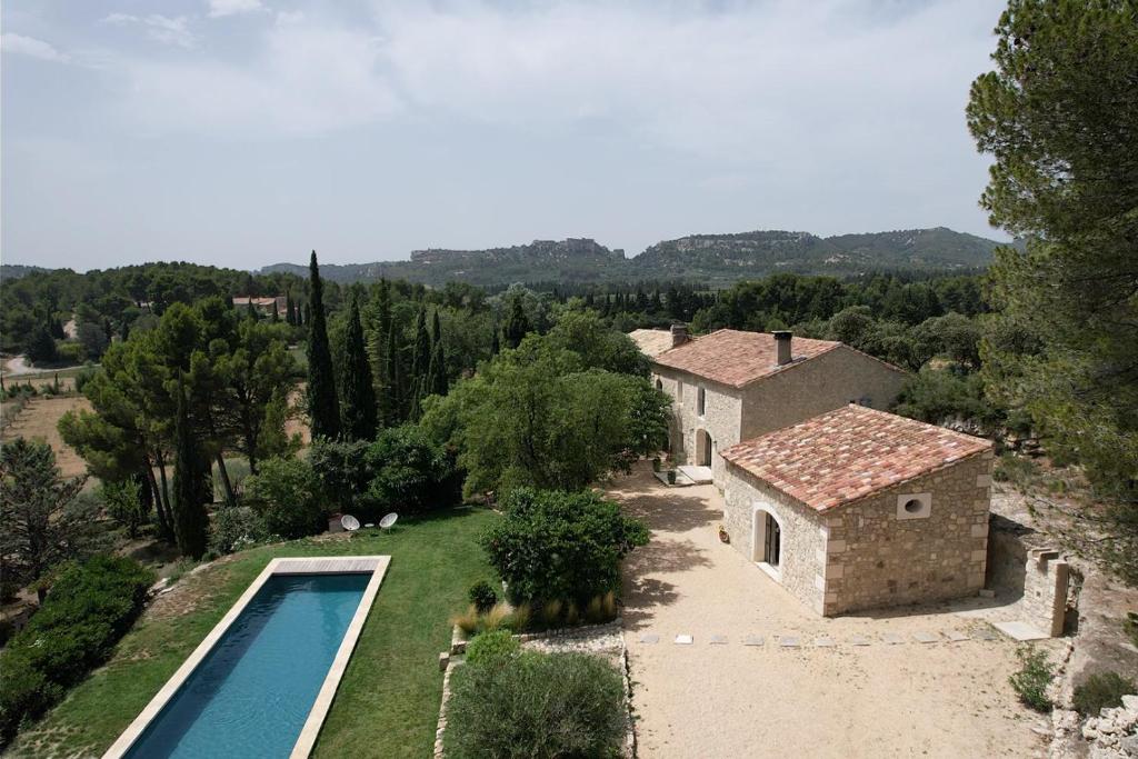 superb property with private swimming pool and a magnificent view, in les baux de provence in the alpilles 10 people