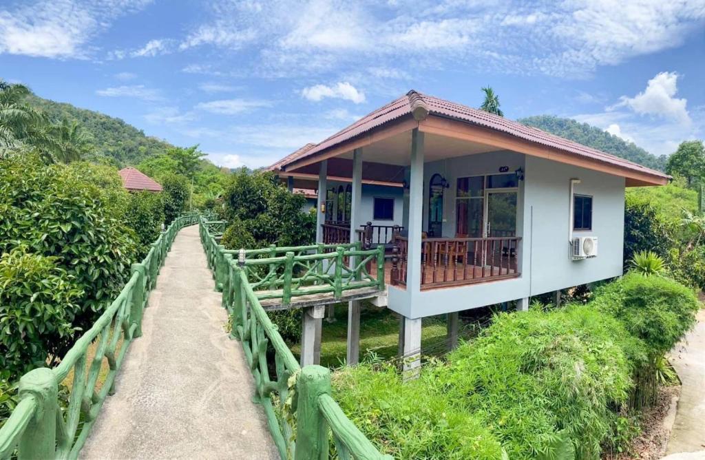 Khao Sok Jungle Huts Resort