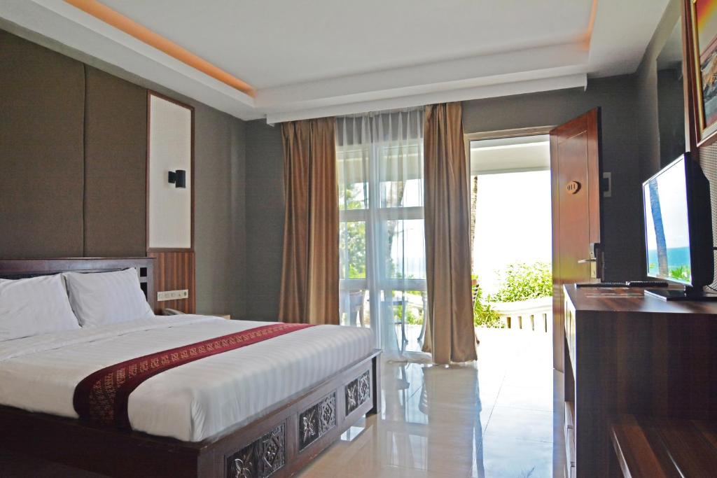 Queen of the South Beach Resort
