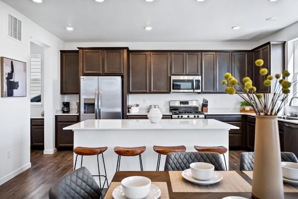 Modern Executive Home Close to DEN
