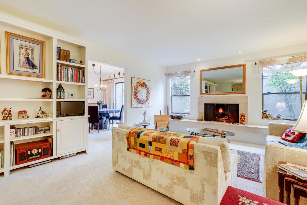 Charming Edmonds Townhouse Near Waterfront!