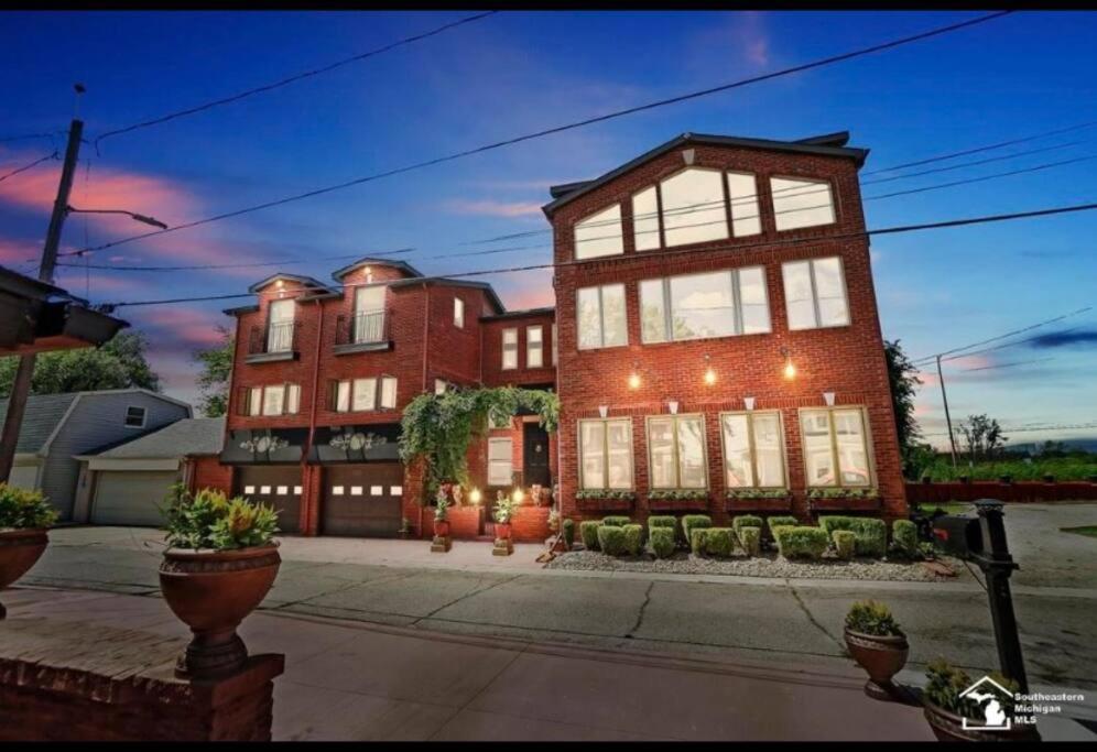 Part of Mini-Mansion, private, 3 story Lake Erie views