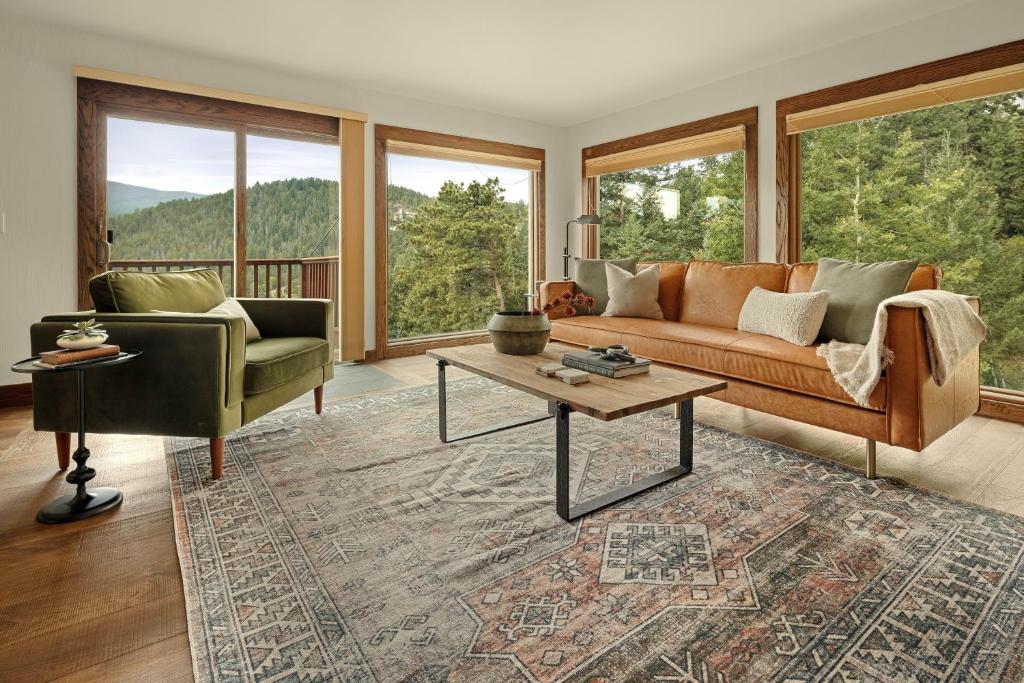 Stunning View House - 15-min to Town - Evergreen